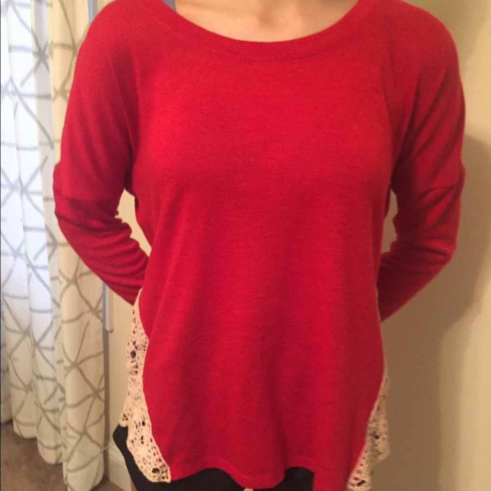 Long sleeve shirt with lace on the lower sides